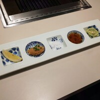 熟成和牛焼肉エイジング・ビーフ 横浜店 - ５種のタレと薬味皿♪