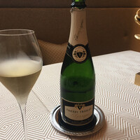 SALONE TOKYO - ペアリング最初　シャンパン　シャルドネ　泡がきめ細やかで夏向き