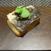 レストラン ラ・フロレゾン・ドゥ・タケウチ - ～L’AMUSE-BOUCHE～トマトのヴァリエーション vers 2020 その１ フレッシュトマトにチョリソーを練り込んだトマトケーキ的な何か…