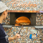 PIZZERIA AL CENTRO - ナポリNo1.窯職人のステファノ氏にナポリでオーダーして運んできたピッツァ専用薪窯。