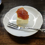 茜屋珈琲店 - イチゴマーマーレードトッピッングのチーズケーキ