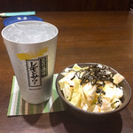 三酉屋 - レモンサワー385円とお通しの塩昆布キャベツ330円