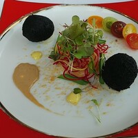 モナリザ 丸の内店 - 黒いのはコロッケ