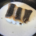 ポンヌフ - コースの魚はヒラメでした。白ワインビネガーの酸味が皮がパリパリで香ばしい肉厚なヒラメとよく合います。ヒラメの下には焼きチーズがあります。