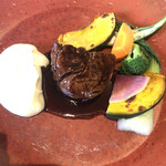 ポンヌフ - お肉は焼き加減をオーダー出来ます。光の調節がミスって分かりにくいですが、お肉の左隣は塩で味付けされたポンヌフ自慢のポテトです。野菜と一緒にディップして食べても美味しいですし、そのままでもいけます。