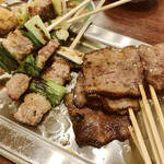 秋吉 - 左：牛カルビ　右：タン（牛）