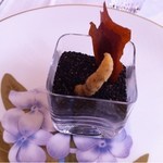 アムール - アミューズ（揚げパン、トマトのチュイル）