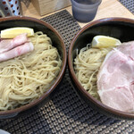 セアブラノ神 伏見剛力 - 九条ネギとせせりの塩つけ麺（麺の大盛と中盛比較）