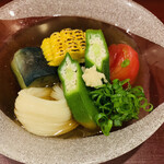 Maniwa - 煮物:
                        ・夏野菜とお素麺の冷やし煮合わせ
                        （茄子・フルーツトマト・おくら・焼もろこし）