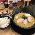 家系ラーメン一新家 - 豚骨ラーメンMAX盛り950円＋ライス100円