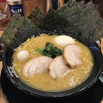 家系ラーメン一新家 - 豚骨ラーメンMAX盛り　950円（税込）