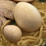家系ラーメン一新家 - 玉子も2種類、丸ごと入ってます