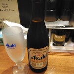 麺屋 烈 - 瓶ビール(中)400円(税込)
      瓶もグラスもキンキンに冷えてやがりました♪