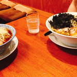 あづまや - 右奥が『生姜醤油ラーメン』720円（大盛り通常＋120円＋岩海苔200円）