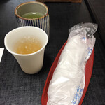 自然薯 茶茶 - お茶・おしぼり・食前酒(梅ジュース)