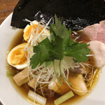 麺酒一照庵 - 特製鶏中華そば。チャーシュー、焼き海苔、煮卵、白葱が追加トッピングされたスペシャルな一品です。ラーメンは推しの生醤油です。
