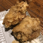 麺酒一照庵 - 鶏唐揚げ２個。1個のサイズが大きくて、衣はパリパリでお肉プリプリで美味しいです。