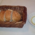 Restaurant LE MiDi - フランスパン・・あつあつふわふわをオリーブオイルでおいしく!!