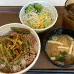 すき家 - ニンニクの芽牛丼（並盛）サラダセット　670円