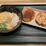 Hanamaru Udon - 冷かけうどんの小、北海道男爵のコロッケ、野菜かき揚げです。（2020年9月）