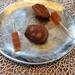 コンヴィヴィアリテ・イチノセ - 小菓子……マドレーヌ   お庭で取れた杏で作ったお菓子