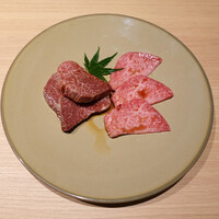 個室焼肉 銀座きたお - 右：フィレ 左：トモサンカク