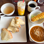 YETI CAFE - 平日Aランチ（ナンをチーズナンに変更）…700円+100円=800円+税