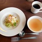 YETI CAFE - 右：ランチのスープ　左：ランチセットのサラダ