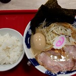 熟成豚骨ラーメン 一番軒 - 贅沢煮干豚骨ラーメン(930円税込)、ライス(無料トッピングパスポート使用)