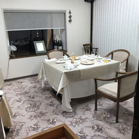 レストランＭＯＲＩ - 旅館の一室みたい。アコーディオンカーテンの奥は大量の椅子があるしー。