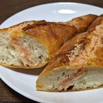 トリュフベーカリー - 明太フランス（カット）