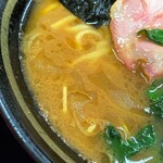 とんこつラーメンいしい - 鶏油の香りが良く醤油感強めのスープ。