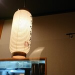 Inaniwa Chuuka Soba - 店のカウンターはちょうちんで照らされている。