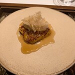 ラチュレ - 前菜１：小さなフレンチトーストの上に、フォアグラのムースとハニートリュフを乗せ、 　　上にコンテチーズ、メープルシロップをかけたもの。