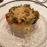 ラチュレ - 食べるガスパチョ：メカジキの上にグリルをしたズッキーニ、燻製にしたパプリカ、玉ねぎのグレック などが。上には瞬間冷凍したガスパチョの粉をふりかけて