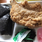 ヤムヤム - おにぎり＋レッグから揚げ弁当
      おにぎりの中身 デフォは 梅と昆布です