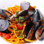 Tomato sauce spaghetti with plenty of mussels