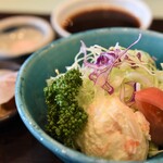 とん唐てん - とんかつのサラダと漬物