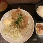 鳥の王様 - 日替わり定食　胡麻油で揚がっています