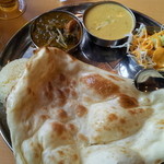 ランチBset880円　エビカレーと日替わり（ほうれん草とポーク）