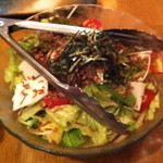 Sen Kushiya - 和風サラダ；梅肉と鰹節の効いたドレッシングで頂きました。