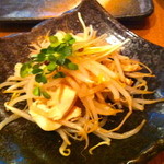Sen Kushiya - 蒸し鶏もやし和え；夏は、ピリ辛の味付けが、食欲をそそりますね。