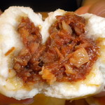 鳳琴樓 - チャーシューまんじゅう　断面