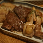 煮込みと惣菜 かん乃 - ガリサー、鶏もも、豚バラ焼き