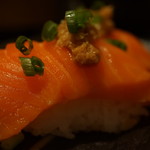 煮込みと惣菜 かん乃 - サーモン握り