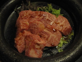 Yakiniku Hompo - 特選ロース 1680円(写真はタレ。塩もあり。)