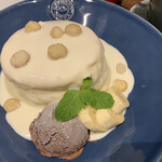 カフェ ヒュッゲ - マカダミアンナッツパンケーキ