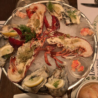 ロウリーズ・ザ・プライムリブ 恵比寿ガーデンプレイス店 - ロブスターカクテル&ハーフシェルオイスター（写真は3人前）