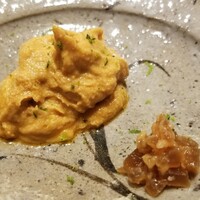 我逢人 - (10)鮟肝(北海道余市産)、刻んだ瓜の奈良漬
                      鮟鱇の産卵期は春～初夏、旬は秋～春で特に晩冬が素晴らしい。
                      裏漉しの鮟肝は滑らかクリーミーでコクがあり、奈良漬を混ぜてシャキ食感も楽しみます