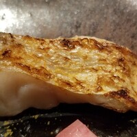 我逢人 - (11)炭火焼き赤甘鯛(山口県萩産)
                    水分が多い魚だから、炭火焼きで水分を閉じ込め、ふんわりな焼き上がりに仕上げてあります。
                    加熱により脂を活性化させ、旨みと甘みを引き出しています